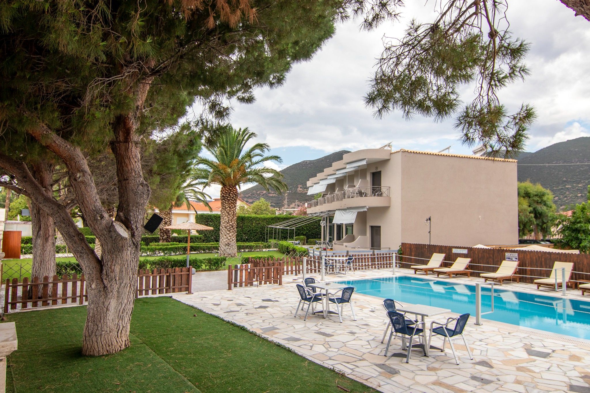 General view of the outdoor area with the swimming pool, the garden and the accommodation